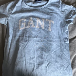 Gant tshirt - En jättefin blå tshirt från gant som tyvärr är för liten för mig!💓 inte använd så mkt 