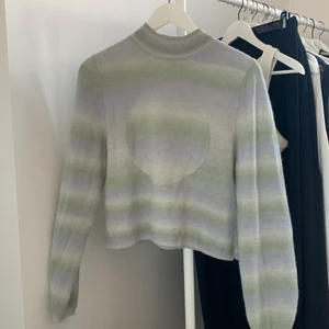 Stickad tröja  - stickad tröja från & other stories 🥰🥰  super bra skick och använd endast ett par gånger! 