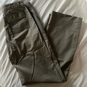 Lågmidjade raka byxor - Raka byxor, lågmidjade. Passar nog XS/S. Midja 33cm och längd 73cm. 