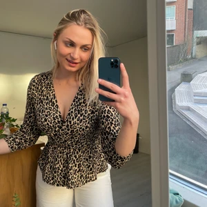 Leopard Top - Jättefin top som är lite festligare 🥳 sitter tajt vid midjan som skapar en snygg effekt och den perfekt V-ringen. Leopardmönstrad men tyvärr utan storlek - jag är dock en 38/M 🌼