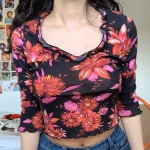 top - jättesnygg topp i mesh material men är inte see thru:) strl s💕 köparen står för frakten 48kr💖