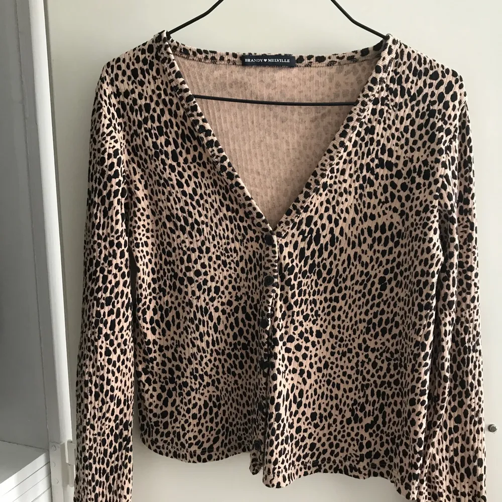 I also got this on Depop and it’s been worn by the seller, but I never wore it cuz my arms aren’t long enough 😔 This cardigan fits more along a **definitely the larger side of S and even some M**. It’s just cotton fiber and textile variations as the tanks have different batch codes on the labels. Lightweight long sleeve ribbed button up top in brown and black leopard print. 100% cotton. Terrific used condition. No cracks or distortion in the print. Smoke and pet free storage space. No other flaws to note. Happy to bundle. Will gladly take more pics. Nypris €26 + €7 frakt. I paid $23 plus shipping and moms from the US. This is such a great deal for something I literally just tried on and got depressed that I’m short haha. Disclaimer: Please expect some general wear in all secondhand pre-owned items as they have lived a previous life, so do not expect a mint item. **ONLY TRACKED SHIPPING VIA POSTNORD** . Tröjor & Koftor.