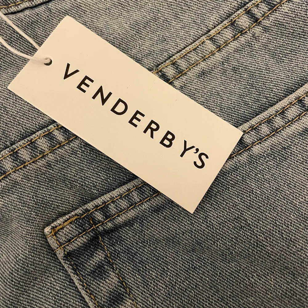 Jag säljer dessa populära jeansen från Venderbys i storlek XS. De är aldrig använda utan endast provade 1 gång. De köptes för 620kr+ frakt och säljs för 450kr+ frakt! Super sköna och väldigt snygga byxor med en slits på sidan 🥰  (bilderna är lånade. Första från deras hemsida och andra bilden ifrån deras Instagram) HÖGSTA BUD: 560+frakt!!!. Jeans & Byxor.