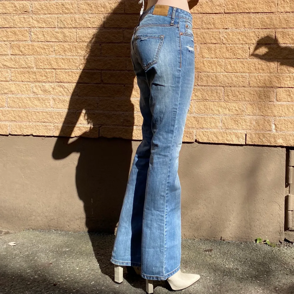 Ett par super snygga low waist jeans som sitter super fint på. Får tyvärr inte plats i garderoben längre. Budgivning om många är intresserade.. Jeans & Byxor.