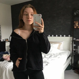 Luvtröja  - Svart luvtröja från Lager 157 i storlek L. Köpt på secondhand, har använt den några gånger men tar bara plats i garderoben!🤍