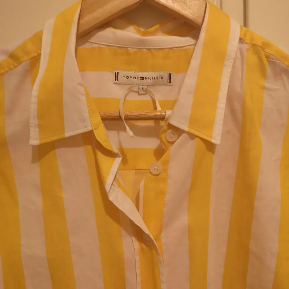 Jätte fin och som ny skjorta, köpta i somras från Tommy hilfiger för 1000kr men säljer för endast 350.skriv vid intresse. . Skjortor.