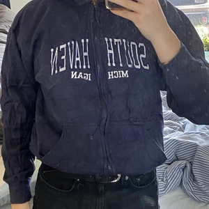 Vintage South Haven Zipup - Skick: Vintage 7/10 | Storleken är S, TTS. Sitter väldigt skönt. Har storlek S i dam men passar både killar och tjejer. Betalning via swish 