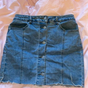 Jeans kjol - Denna blåa jeans kjol är tyvärr förstor därför säljs den, mycket fint skick och bra kvalite, den har ingen slags gylf ändast knappar. Skriv för mer frågor eller bilder 