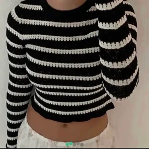 zara tröja st M - Super snygg och trendig tröja som jag tyvärr inte får användning av längre. BUDA till i kommentarerna 😁