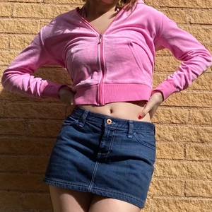 Hoodie - Säljer denna asballa rosa hoodien, älskar passformen. Riktig Y2k känsla. Budgivning om många intresserade. Ps gillar du kjolen så checka våra andra annonser