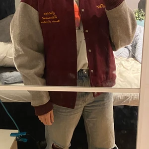 Varsety ”Noodle Company” - Storlek är M, sitter nog lite mer som en L. Själv har jag S i dam på bilden. Skicket är väldigt bra, 8/10. Behöver bara en kemtvätt för att få bort lukten av instängt