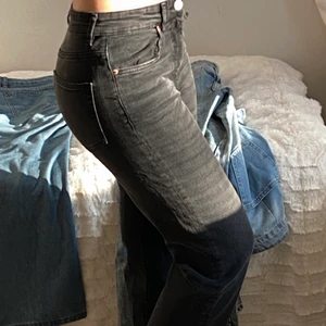 Svarta utspridda jeans - Ett par svarta jeans som blir wide där nere. Samt ser tyget ”slitet” ut nere vilket ger en fin look. Dessa är bara använda 1 gång. Men super fina!!