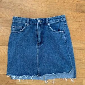 Jeanskjol - Jättefin jeanskjol som jag tyvärr inte använder längre. Jättefin nu till sommaren och vår. Den sitter skönt och är inte jobbig att ha på sig som jag upplever att många andra jeanskjolar kan va. Str M. Sträcker sig en bit över rumpan så den är inte för kort. 
