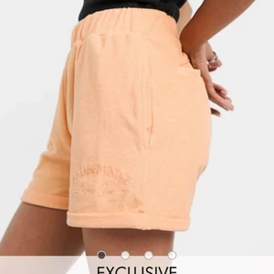 Helt oanvändabikini mjukis shorts från asos storlek 34  - Skit snygga helt oandvänd mjukis short från asos i typ handduksmaterial. I storlek 34☀️☀️