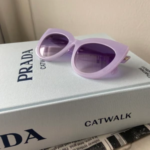 Solglasögon  - Säljer dessa superfina solglasögonen från ginatricot✨köpt för 499kr✨högsta bud: 140kr✨köp direkt för 350kr✨frakt tillkommer på 39kr