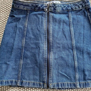 Jeanskjol med dragkedja från STAY💙  - Jeanskjol med dragkedja från STAY 💙 Knappt använd. Strl M men skulle säga att den är liten i storleken och mer passar en S, 36. Betalning via swish. ✨