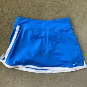 Nike tennis skirt  - Säljer min Nike tennis kjol som är mycket sparsamt använd. Har shorts under och är i storlek S. Andra bilden är hur en liknande kjol ser ut på!