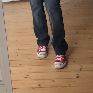 Converse - Säljer nu mina super snygga röda converse för att dom tyvärr är för små😩 dom är i strl 37 och inte skadade på något vis. Mer bilder i chatten om så önskas annars startbud på 300kr eller köp direkt för 400+frakt😊