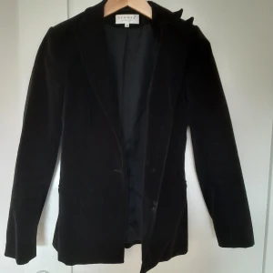 Vintage kavaj i sammet - Säljer en vintage kavaj i strl 34. Köpt på en secondhand, men är ursprungligen från "Hennes collection". Bara att höra av sig tid funderingar av ex pris