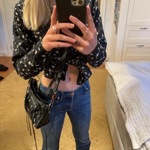 Svart blus - Pulz blus i mycket bra skick anstånd ändats några gånger, köpt för 800kr säljer för 300! Kontakta mig för fler bilder och detaljer.💕 BUDA!