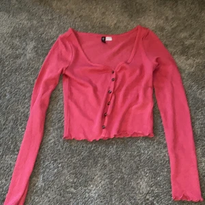 Säljer snygg tröja! - Hejsan! Säljer denna fina koftan i storlek XS men tycker själv att den passar till S. Den är aldrig använd! Väldigt snygg🥰