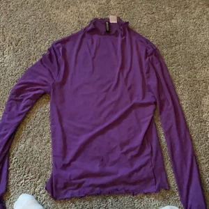 Säljer tröja - Hej! Säljer denna fina tröja för 20kr! Har en liten fläck på sig men den syns inte så jätte mycket! Använd 1 gång. Strlk S