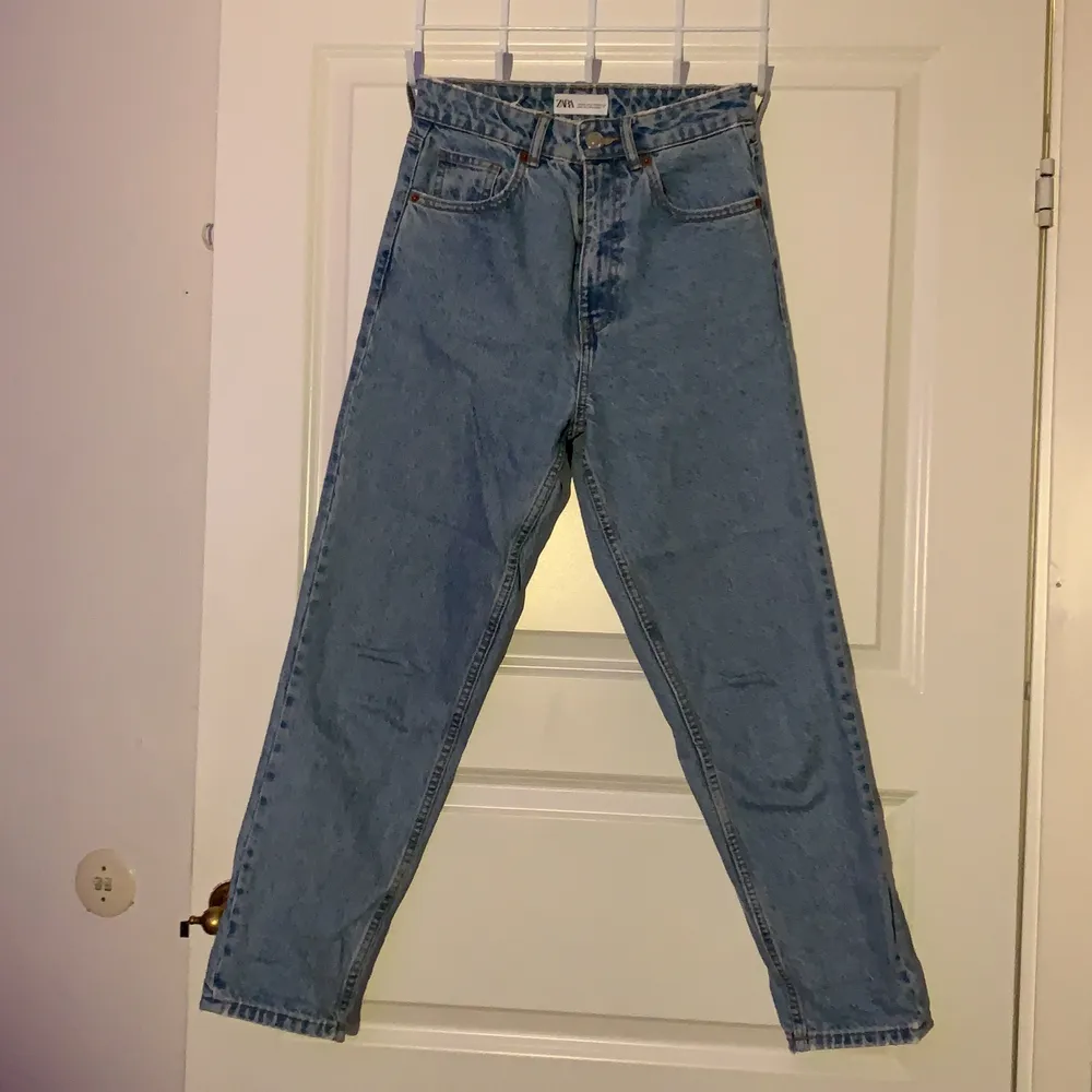 Ljusblåa mom jeans från Zara i storlek 34. Jag är 155 cm lång. Kontakta om frågor/ mer information. . Jeans & Byxor.