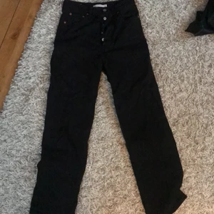 Levis Jeans - Säljer mina snygga Levis Jeans för att dem tyvärr inte passar längre. Dem är modellen RIBCAGE STRAIGHT. Köpte dem i somras och har blivit använda fåtal gånger. Jeansen är i storlek 26. Dem sitter bra i längd på mig och jag är 170 cm. Dem sitter tajt till låren och går sedan ut straight ner till knäna. Jeansen köptes för 1200kr. Budgivning i kommentarerna om de är många intresserade! Köparen står för frakten❤️