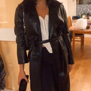 Faux läder kappa Strl. Small  - Köpt på Zara hösten 2020 för 799kr . Använd endast 1 gång för utgång.