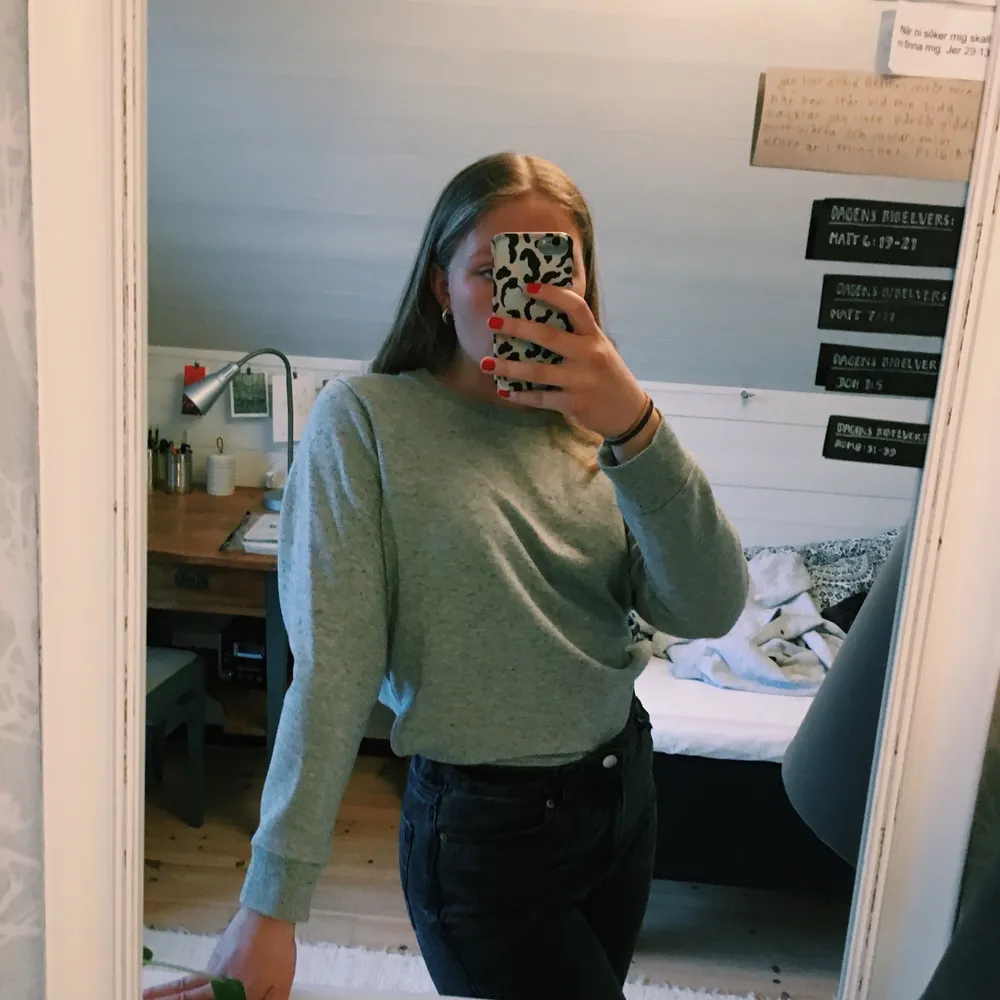 Grå collegetröja från Crocker Apparel. Mycket fint skick! Strl xs. Frakt tillkommer❤️. Neuletakit & Villapaidat.