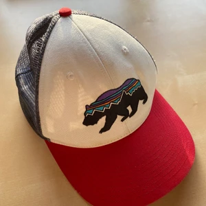 Patagonia keps med björn - Jag säljer denna snygga patagonia keps eftersom att jag inte riktigt passar i keps! Riktigt snygg❤️ frakt ingår ej. Köp direkt för 170kr