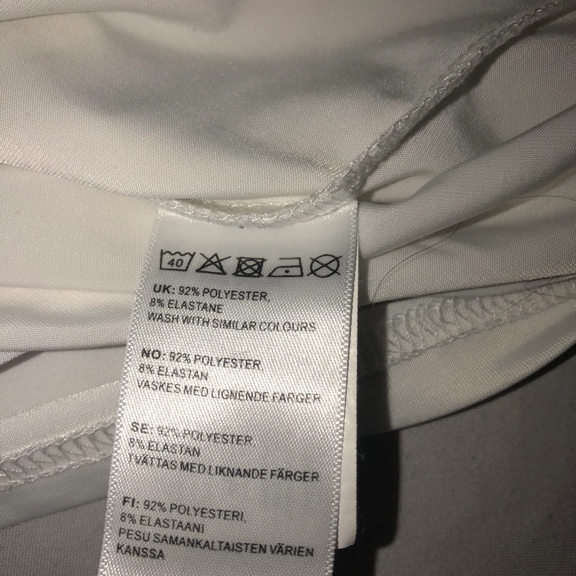 Vit långärmad tröja med detaljer - 90