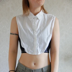 Skjort-krage - Jobbigt att ha en skjorta under tröjan? Ha kanske endast en krage! Enkel vit. Funkar till alla storlekar. Smidigt och snyggt. Kolla gärna mina andra annonser! ❤️