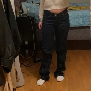 JEANS - SÄLJER DESSA LÅGMIDJADE JEANS FRÅN ZARA