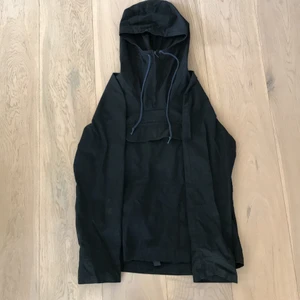 Jacka  - Schysst marinblå jacka med ficka på bröstet. Storlek M✨