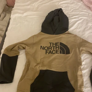 The north face hoddie - Säljer en fin hoddie, färgen är beige/brun med svart text😘