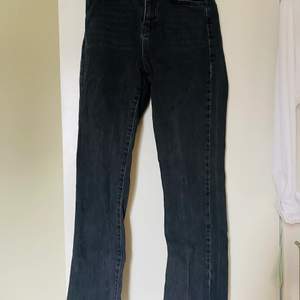 Jeans, använda fåtal gånger i storlek 34🖤 120 kr utan frakt! 