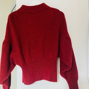 Stickad tröja från Zara  - Aldrig använd stickad tröja ifrån Zara. Den kommer inte till använd men är så fin! 