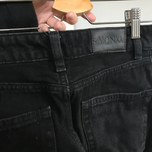 Populära jeans ”Kimono” från Monki - Den klassiska passformen Kimono från Monki. Använda Max 3 gånger så säljer vidare.