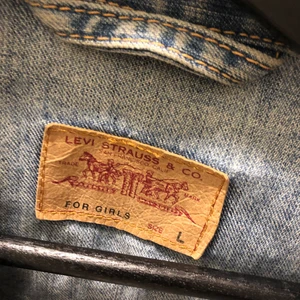 Levis jacka - I bra skick i en lite äldre modell. Passar mig som är storlek 34/36. Kan mötas upp eller så betalar köparen frakt. Betalas med swish 