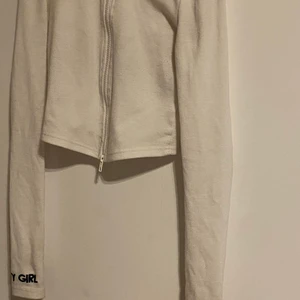 Shein - Tröja 1 är i st S och tröja 2 är st M men är är liten den är typ som en croptop och den vita toppen kostar 100 kr och den bruna 50 kr 