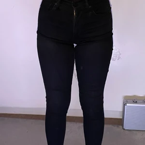 Svarta jeans  - Säljer mina hörmidjade svarta Levis jeans för att dom blivit för små. Har använt dom 3/4 gånger. Köpte dom för 1200 kr men säljer dom för 800kr. Hela och i bra skick. 