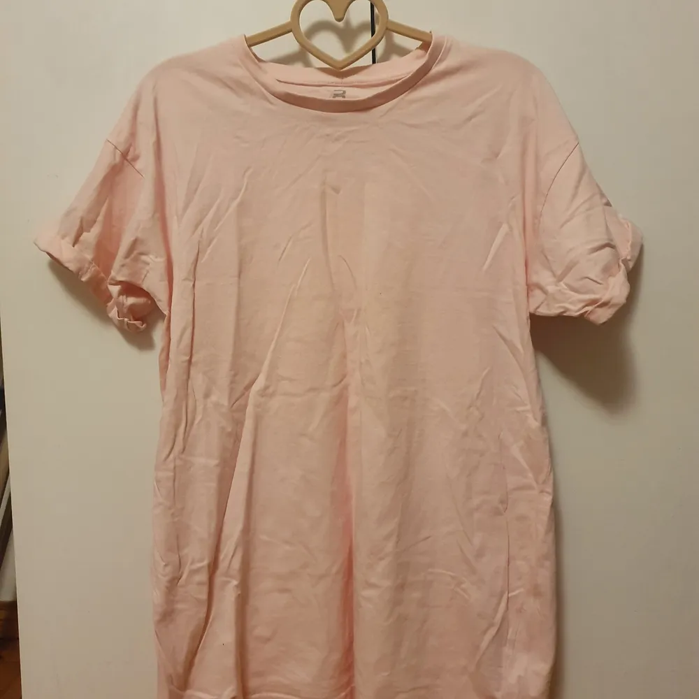 Rosa t-shirt från Pull & bear. Använd ett fåtal gånger. Känns mer som storlek M än L eftersom den är lite tajtare. Frakten ingår i priset.. T-shirts.