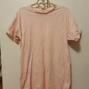 Rosa t-shirt från Pull & bear. Använd ett fåtal gånger. Känns mer som storlek M än L eftersom den är lite tajtare. Frakten ingår i priset.