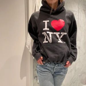 I love new york hoodie - Säljer min i❤️ny hoodie då den inte kommer till användning. I mycket bra skick. I st M men sitter mer som en S. Köp direkt för 300