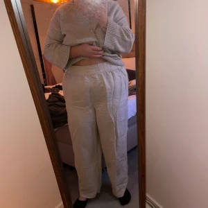 Kostymbyxor  - Fina sköna ljusa kostymbyxor men utsvängda ben. Slt Xxl från hm 