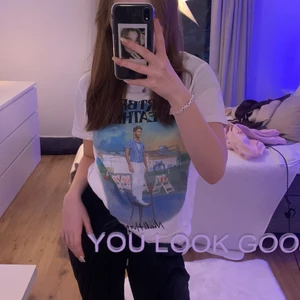 Niall Horan tröja - Officiell Niall Horan merch! Heartbreak weather t shirt i storlek S. Nypris ca 500 med frakter, säljer för 350