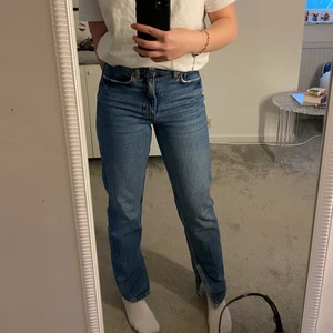 Snygga jeans med slits - As snygga jeans i storlek 32, men skulle säga att den passar bättre på en 34. Jag är 160 och skulle säga d passar någon mellan 157-164