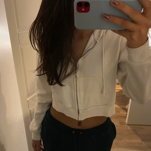 Zip hoodie - Vit croppad ziphoodie från Brandy Melville! Köpt i Spanien för några år sedan, men är i fint skick. 
