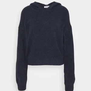 Stickad Hoodie - Säljer min fina stickade Hoodie från Weekday, köpt för 399kr men använde aldirg så därmed väldigt fint skick💘Lappen sitter kvar! Hör av dig vid frågor💘💘( skickar egna bilder privat)